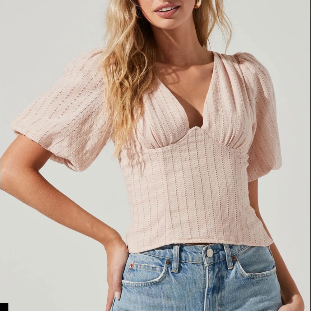 ASTR The Label 	
Short Bubble Sleeve Tie Back Top